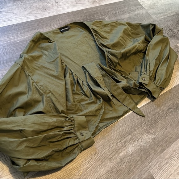 Front Tie Crop Top - Picture 6 of 10